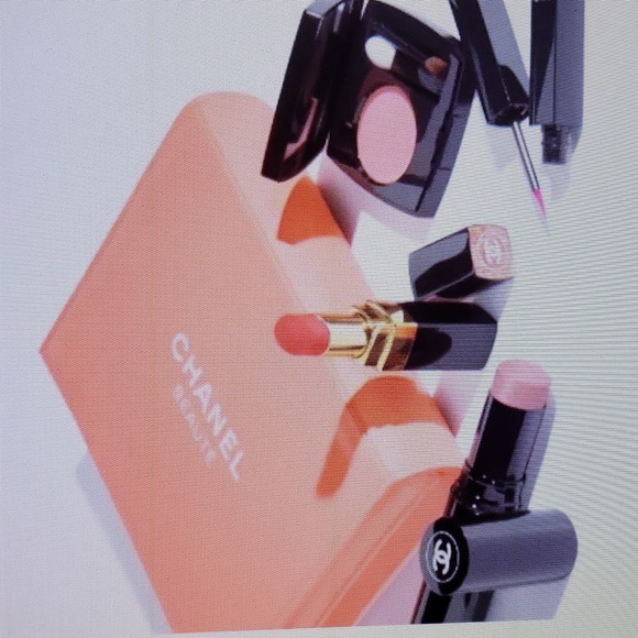 Chanel Makeup takeaways  The Nature Getaway - Picture 5 of 13